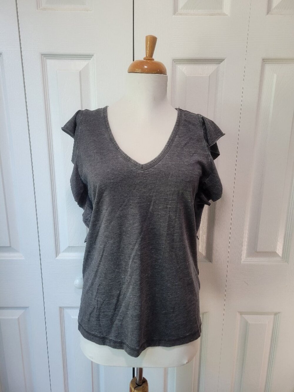 TIME AND TRU Charcoal Gray Flutter Sleeve V-Neck Top Women's sz S 4/6 EUC Summer